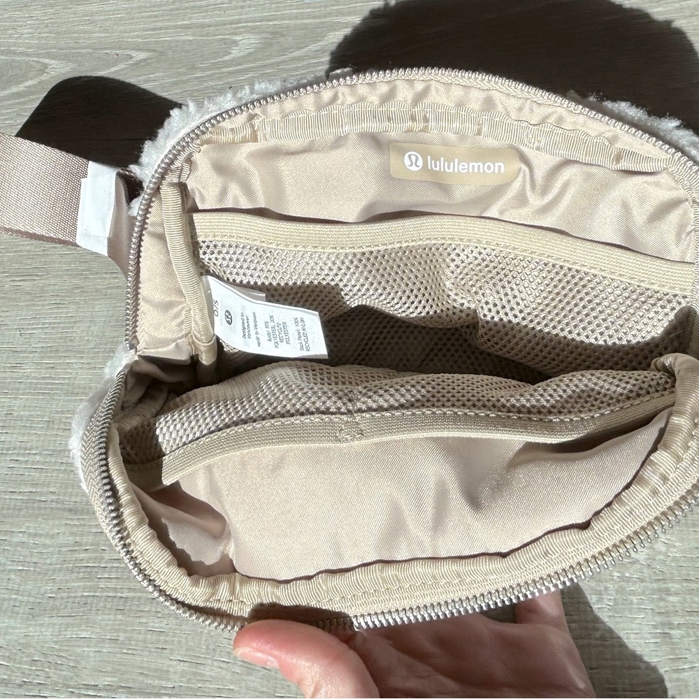 NWT Lululemon Everywhere Belt Bag Fleece white ivory silver hardware - Picture 2 of 7